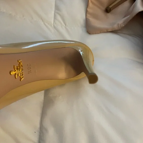 Prada 38.5 patent pumps with slight platform. Hardly worn! - Picture 8 of 8